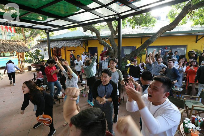 Công sở cổ vũ U23 Việt Nam: Nơi công ty tổ chức hẳn tiệc BBQ, nơi nhân viên tranh thủ xem online khi đang họp hành - Ảnh 7.