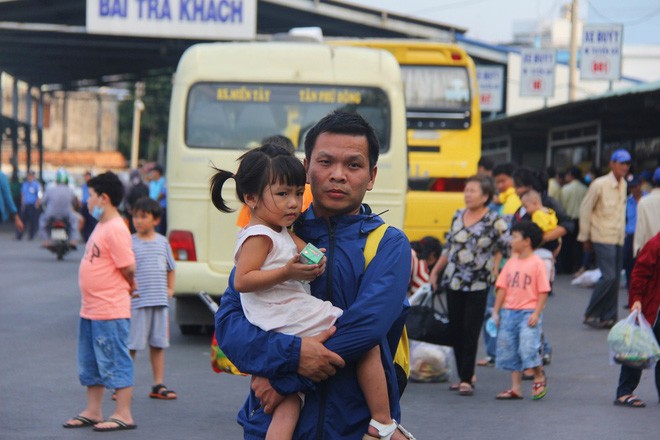 Cửa ngõ thành phố đông nghẹt khi người dân trở về sau kỳ nghỉ lễ Tết Dương lịch - Ảnh 21.