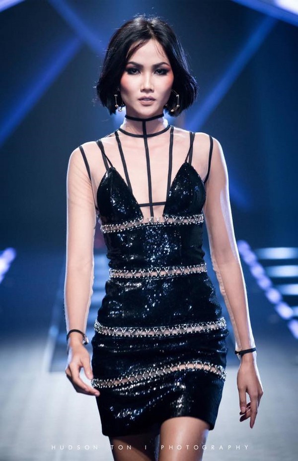 Trước khi đăng quang Hoa hậu, HHen Niê đã là một người mẫu sáng giá với những khoảnh khắc catwalk xuất thần thế này đây - Ảnh 7.