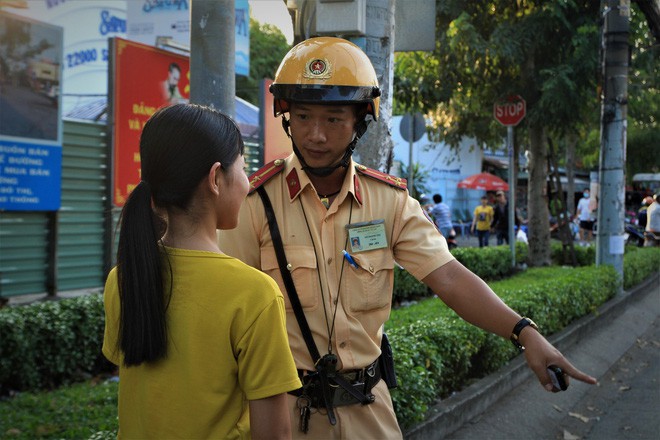 Nhiều người Sài Gòn không biết đi bộ sai luật có thể bị phạt tù đến 15 năm - Ảnh 7.