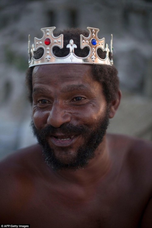 ‘Nhà vua’ kỳ cục nhất quả đất: Sống trong lâu đài cát trong suốt 22 năm - Ảnh 8.