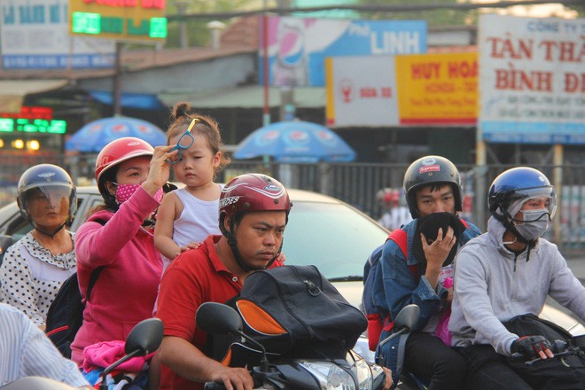 Cửa ngõ thành phố đông nghẹt khi người dân trở về sau kỳ nghỉ lễ Tết Dương lịch - Ảnh 23.