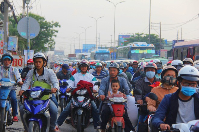 Cửa ngõ thành phố đông nghẹt khi người dân trở về sau kỳ nghỉ lễ Tết Dương lịch - Ảnh 24.