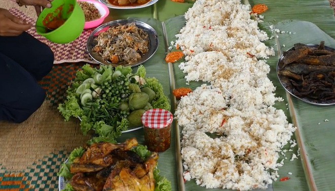 Món ăn độc đáo của Indonesia: nhìn qua cứ tưởng xôi của Việt Nam, ai ngờ lại khác hoàn toàn - Ảnh 10.