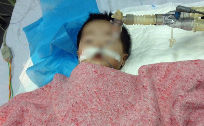 Sức khỏe bé 8 tháng tuổi ở Hà Nội bị nhầm đường dùng thuốc ra sao? - Ảnh 1.