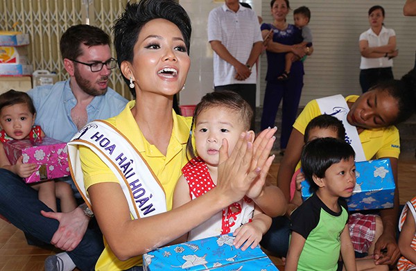 Hôm chung kết trang điểm đẹp là, 2 ngày sau Tân HHHV H’Hen Niê mắc ngay lỗi trang điểm mặt loang lổ phấn - Ảnh 9.