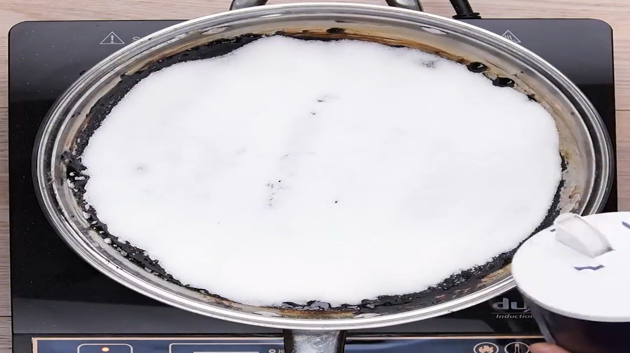The pot and pan turn black like this, just sprinkle salt on it, after 10 minutes the pan unexpectedly cleansed - Photo 1.