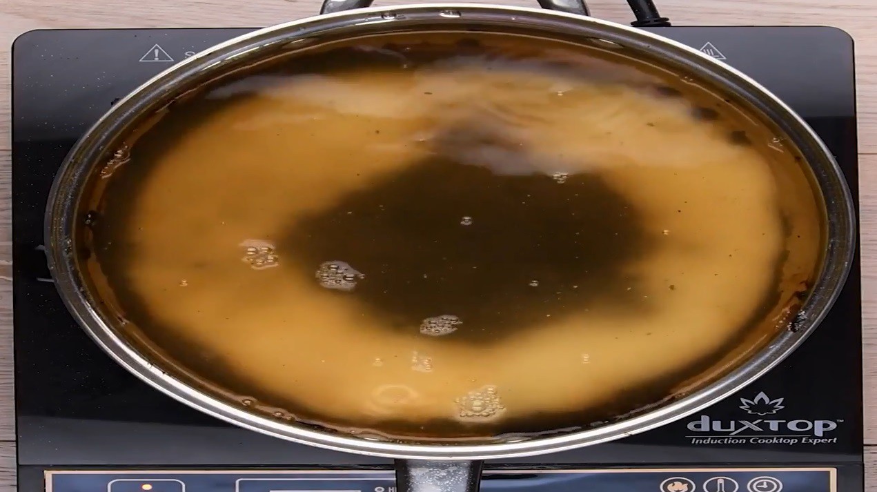 The pot and pan turn black like this, just sprinkle salt on it, after 10 minutes the pan unexpectedly cleansed - Photo 2.