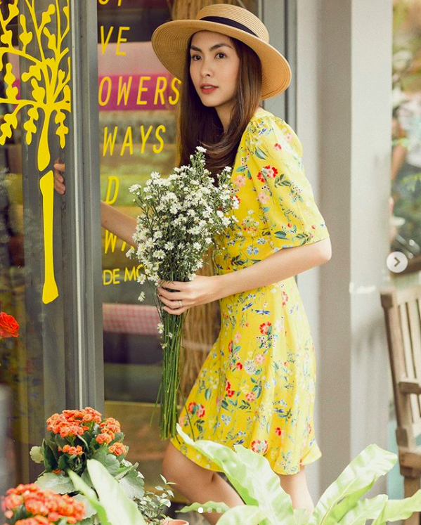 Trước khi vướng nghi vấn mang bầu lần 3, Hà Tăng đẹp rạng ngời diện váy hoa dạo phố - Ảnh 2.