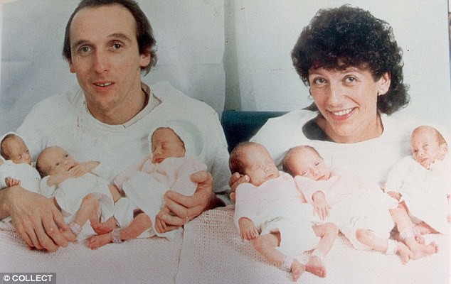 Sau 34 năm, 6 chị em trong ca sinh sáu toàn nữ đầu tiên trên thế giới đã trưởng thành, một trong số họ đã trở thành mẹ - Ảnh 1.