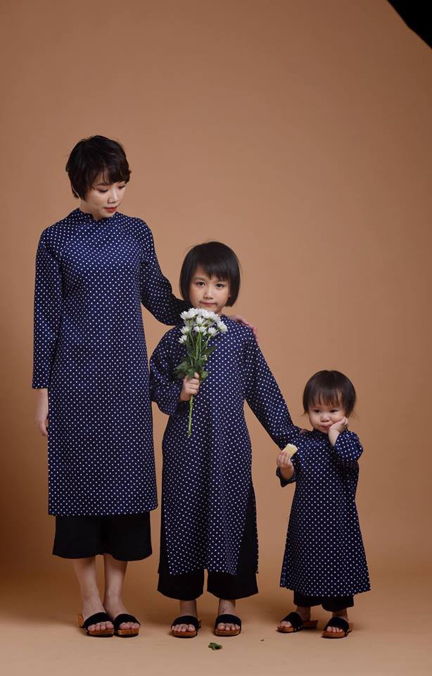 Không chỉ mỗi người lớn, nhiều hãng thiết kế Việt cũng giới thiệu tặng khá nhiều mẫu áo dài cách tân để các bé diện thật xinh xắn trong Tết này - Ảnh 15.