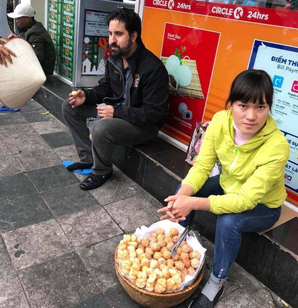 Hà Nội: Bắt giữ nữ quái bán bánh rán và đánh giày chặt chém khách tây 80.000 đồng/4 chiếc bánh rán - Ảnh 2.