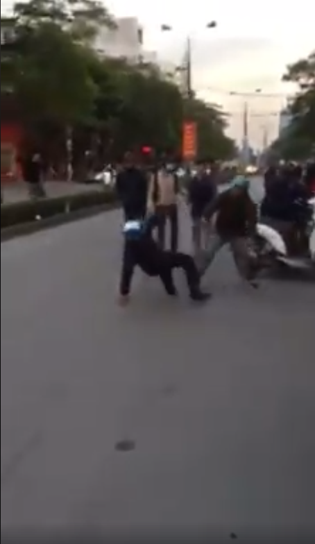Va chạm giao thông, 2 người đàn ông trung niên lao vào đánh nhau như phim hành động - Ảnh 3.