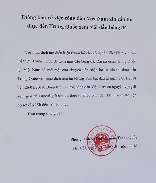 Nhiều cổ động viên có mặt tại đại sứ quán Trung Quốc để xin visa kịp đi cổ vũ U23 Việt Nam - Ảnh 1.