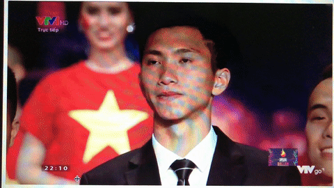 Vừa thấy Văn Hậu trên TV, fan tóm ngay khoảnh khắc cậu út trên diện áo vest dưới mặc quần đùi - Ảnh 2.