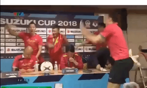 10 hình ảnh hài hước của bóng đá Việt Nam: Màn bỏ khung thành của Bùi Tiến Dũng đứng đầu - Ảnh 10. 10 hình ảnh hài hước của bóng đá Việt Nam: Màn bỏ khung thành của Bùi Tiến Dũng đứng đầu - Ảnh 10.