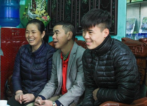 Duy Mạnh đưa bạn gái về ra mắt, mẹ chàng hậu vệ bất ngờ tiết lộ về con người thật của nàng dâu tương lai - Ảnh 2. Duy Mạnh đưa bạn gái về ra mắt, mẹ chàng hậu vệ bất ngờ tiết lộ về con người thật của nàng dâu tương lai - Ảnh 2.