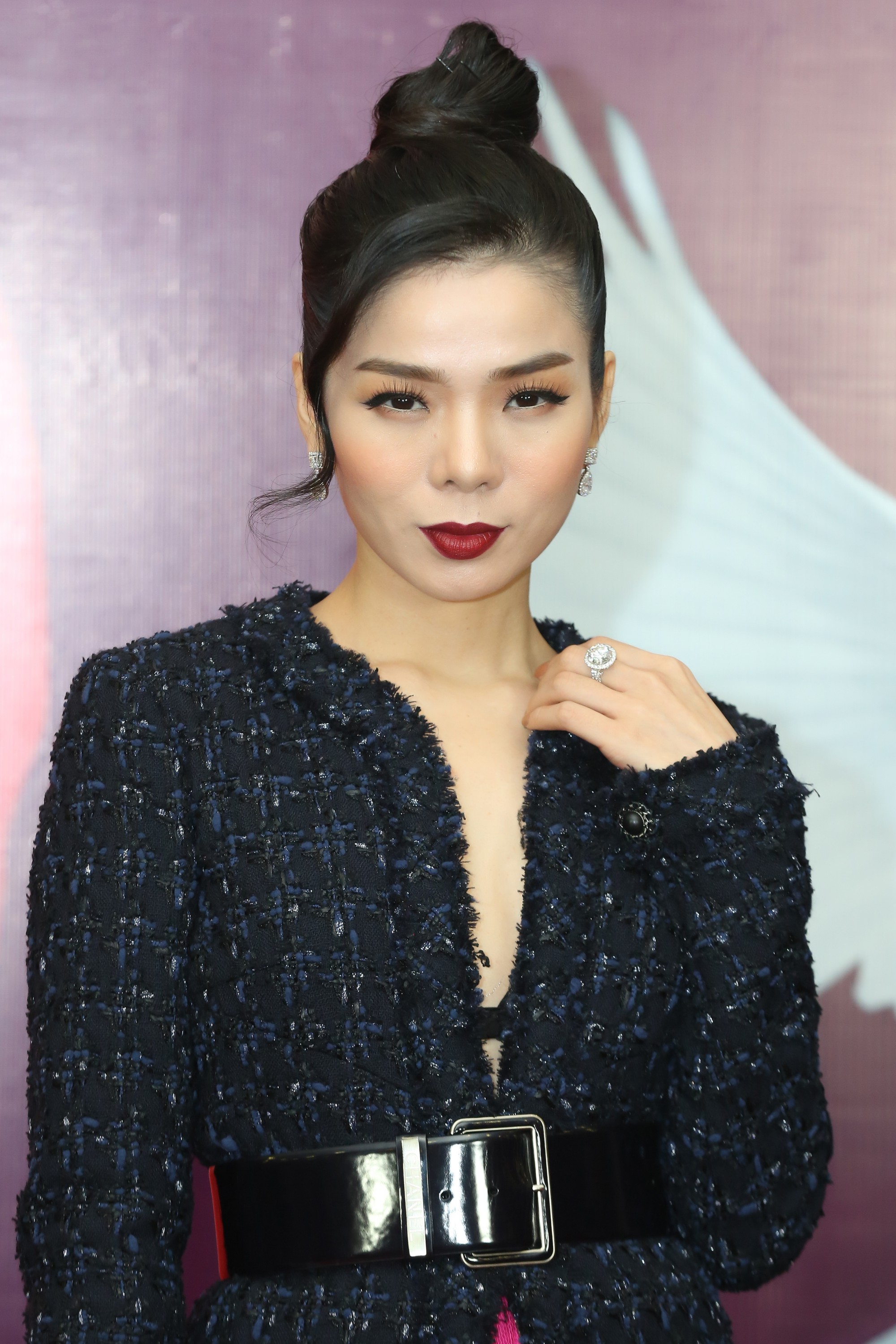 Làm liveshow kỷ niệm 6 năm ca hát, Hương Tràm bật khóc, rưng rưng ôm ...
