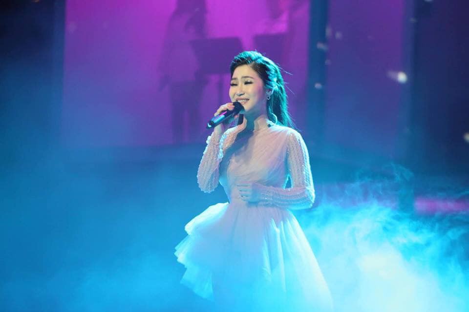 Làm liveshow kỷ niệm 6 năm ca hát, Hương Tràm bật khóc, rưng rưng ôm ...