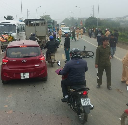 Hà Nội: Xe máy đấu đầu với xe con trên quốc lộ 32, hai người tử vong tại chỗ - Ảnh 2.