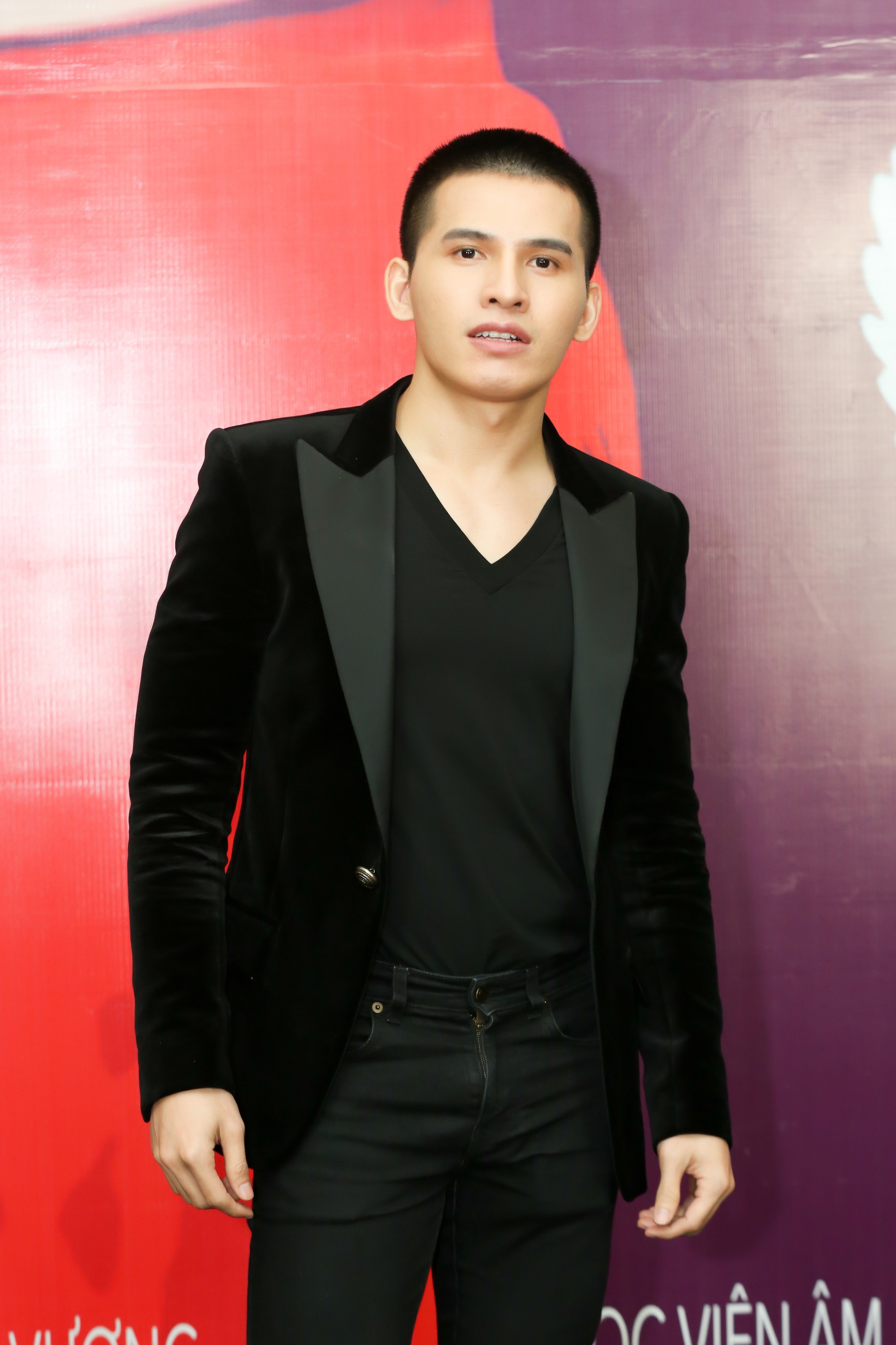 Làm liveshow kỷ niệm 6 năm ca hát, Hương Tràm bật khóc, rưng rưng ôm ...
