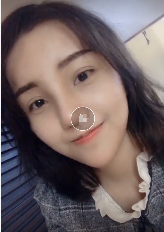 Đang livestream thả thính, hotgirl trường học lỡ tay tắt filter làm đẹp, lộ nhan sắc thật gây sốc - Ảnh 1.