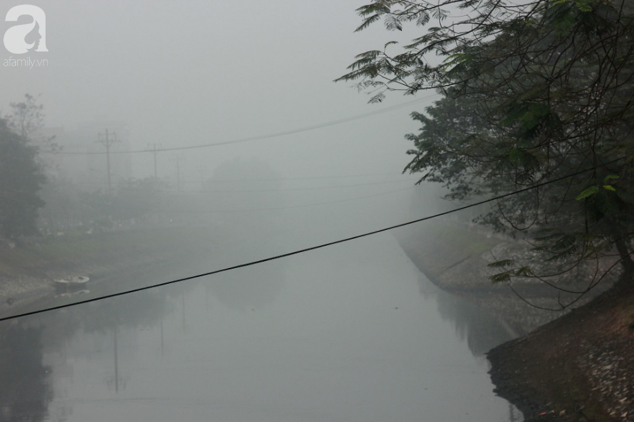 Hà Nội: Toàn thành phố bất ngờ chìm trong sương mù, người đi đường phải bật đèn chiếu sáng - Ảnh 11.