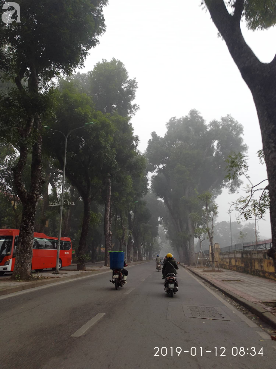 Hà Nội: Toàn thành phố bất ngờ chìm trong sương mù, người đi đường phải bật đèn chiếu sáng - Ảnh 12.