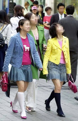 Dân mạng lục lại một thời đen tối của thời trang Hàn Quốc: Bi Rain mặc áo xẻ ngực sâu hơn cả chị em - Ảnh 1.