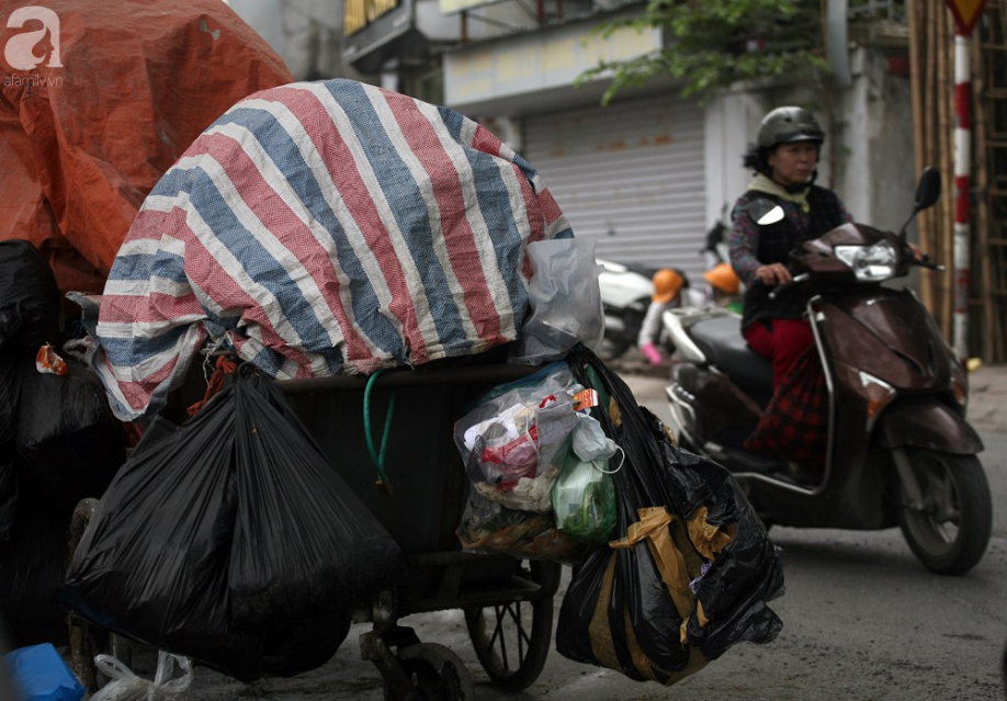 Chùm ảnh: Phố phường Hà Nội rác chất như núi, bốc mùi hôi thối nhiều ngày vì xe vận chuyển rác bị chặn - Ảnh 1.