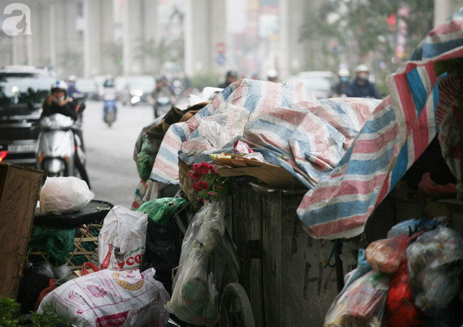 Chùm ảnh: Phố phường Hà Nội rác chất như núi, bốc mùi hôi thối nhiều ngày vì xe vận chuyển rác bị chặn - Ảnh 2.