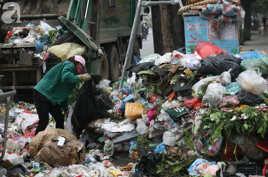 Chùm ảnh: Phố phường Hà Nội rác chất như núi, bốc mùi hôi thối nhiều ngày vì xe vận chuyển rác bị chặn - Ảnh 3.