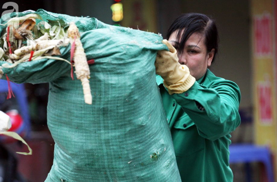 Chùm ảnh: Phố phường Hà Nội rác chất như núi, bốc mùi hôi thối nhiều ngày vì xe vận chuyển rác bị chặn - Ảnh 4.