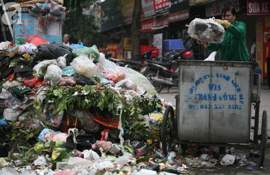 Chùm ảnh: Phố phường Hà Nội rác chất như núi, bốc mùi hôi thối nhiều ngày vì xe vận chuyển rác bị chặn - Ảnh 5.