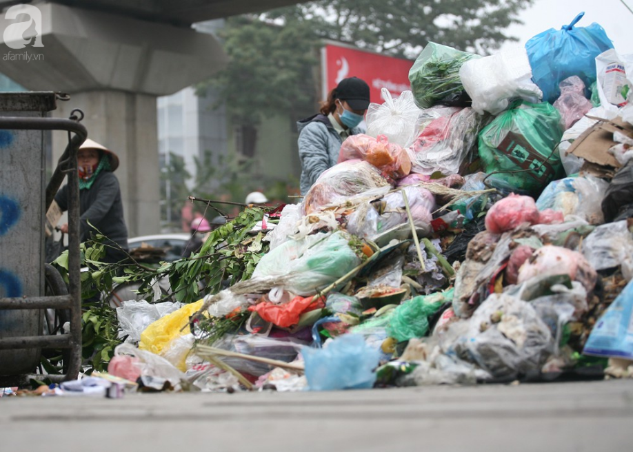 Chùm ảnh: Phố phường Hà Nội rác chất như núi, bốc mùi hôi thối nhiều ngày vì xe vận chuyển rác bị chặn - Ảnh 7.