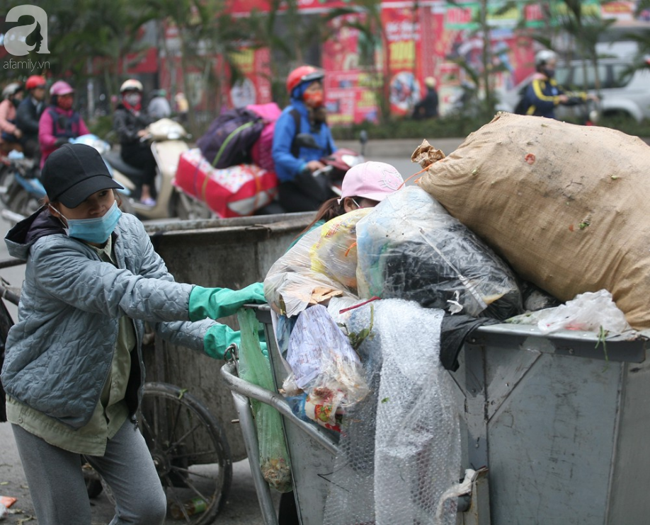 Chùm ảnh: Phố phường Hà Nội rác chất như núi, bốc mùi hôi thối nhiều ngày vì xe vận chuyển rác bị chặn - Ảnh 9.