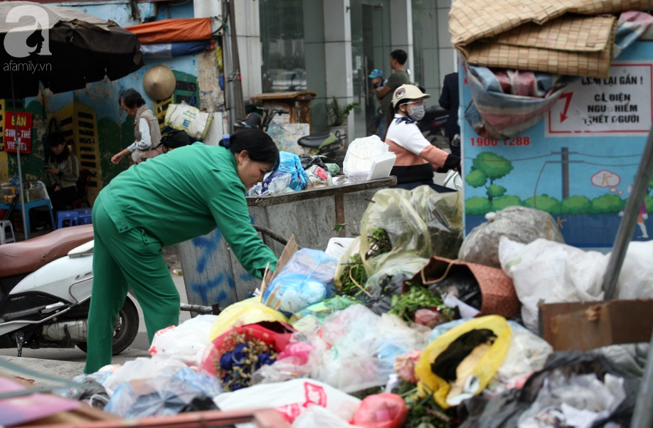 Chùm ảnh: Phố phường Hà Nội rác chất như núi, bốc mùi hôi thối nhiều ngày vì xe vận chuyển rác bị chặn - Ảnh 10.