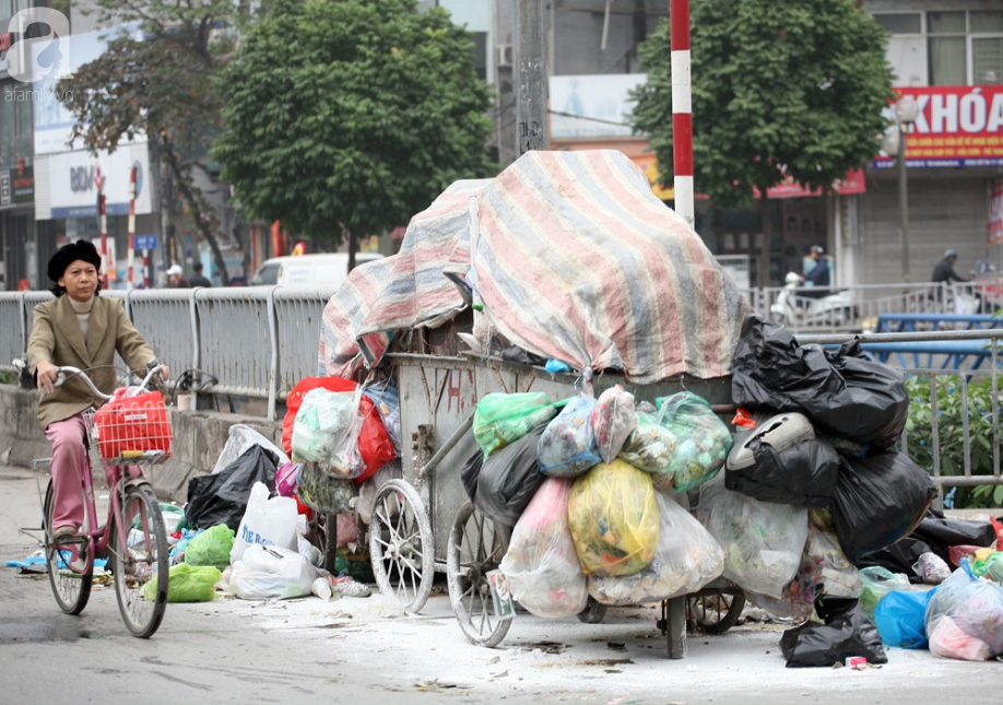 Chùm ảnh: Phố phường Hà Nội rác chất như núi, bốc mùi hôi thối nhiều ngày vì xe vận chuyển rác bị chặn - Ảnh 11.