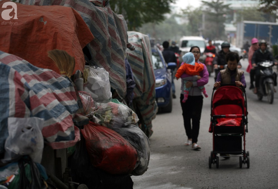 Chùm ảnh: Phố phường Hà Nội rác chất như núi, bốc mùi hôi thối nhiều ngày vì xe vận chuyển rác bị chặn - Ảnh 12.