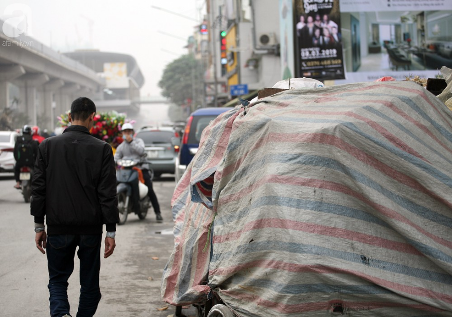 Chùm ảnh: Phố phường Hà Nội rác chất như núi, bốc mùi hôi thối nhiều ngày vì xe vận chuyển rác bị chặn - Ảnh 13.