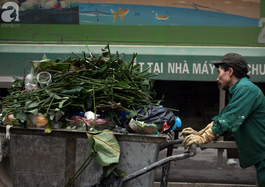 Chùm ảnh: Phố phường Hà Nội rác chất như núi, bốc mùi hôi thối nhiều ngày vì xe vận chuyển rác bị chặn - Ảnh 14.