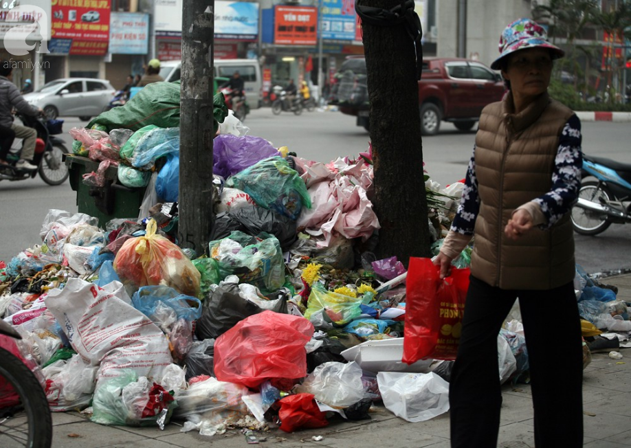 Chùm ảnh: Phố phường Hà Nội rác chất như núi, bốc mùi hôi thối nhiều ngày vì xe vận chuyển rác bị chặn - Ảnh 15.