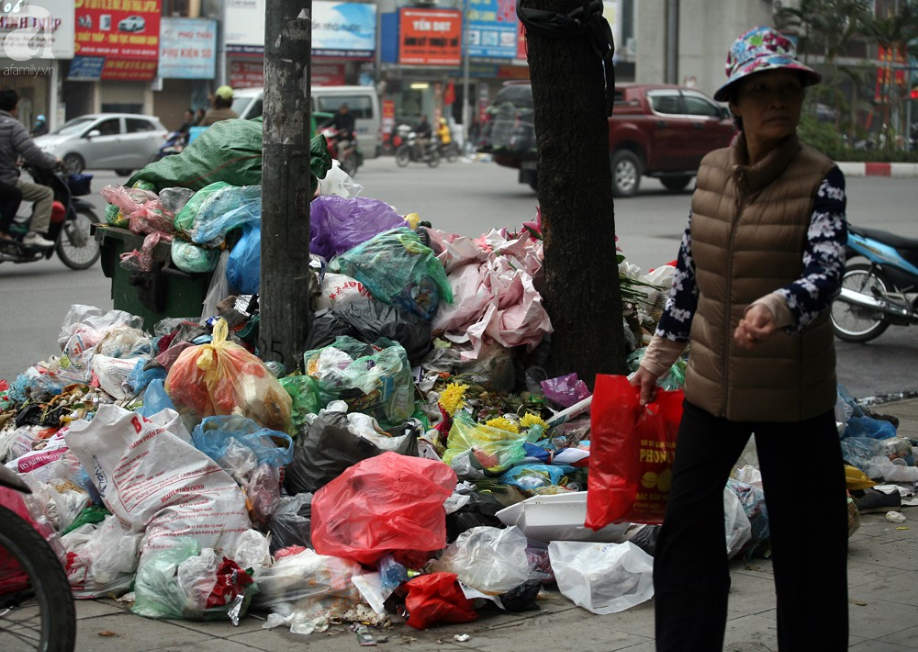 Người dân chặn không cho xe rác vào bãi, khiến rác ngập Hà Nội: Chúng tôi chẳng ai muốn điều này - Ảnh 1.