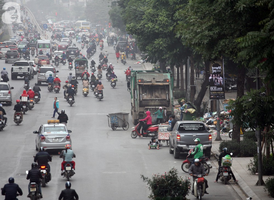 Chùm ảnh: Phố phường Hà Nội rác chất như núi, bốc mùi hôi thối nhiều ngày vì xe vận chuyển rác bị chặn - Ảnh 16.