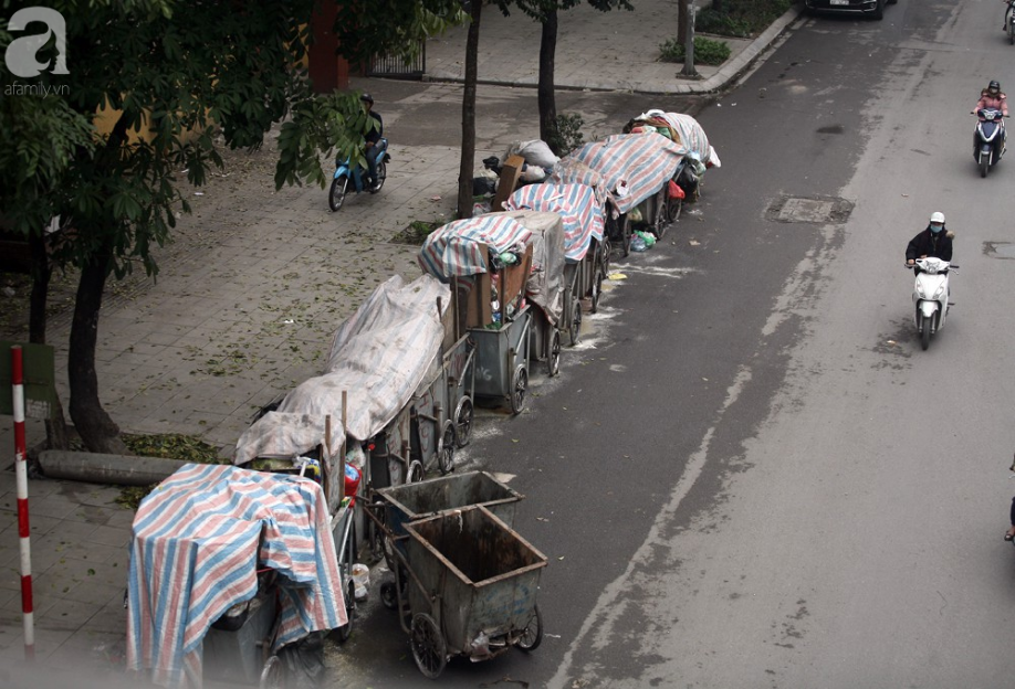 Chùm ảnh: Phố phường Hà Nội rác chất như núi, bốc mùi hôi thối nhiều ngày vì xe vận chuyển rác bị chặn - Ảnh 17.