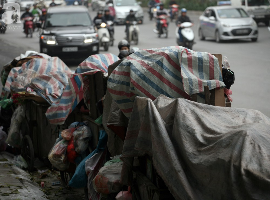 Chùm ảnh: Phố phường Hà Nội rác chất như núi, bốc mùi hôi thối nhiều ngày vì xe vận chuyển rác bị chặn - Ảnh 18.