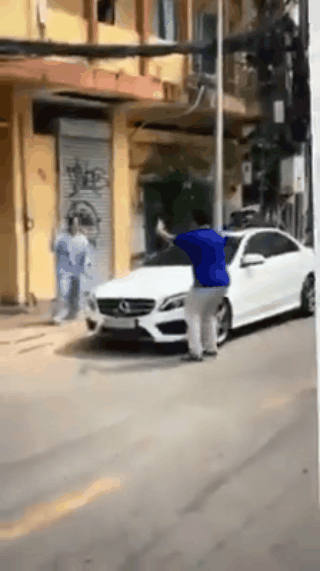 Người phụ nữ dùng búa đập nát xe Mercedes đỗ trước cửa nhà vì nó dám thách - Ảnh 1.