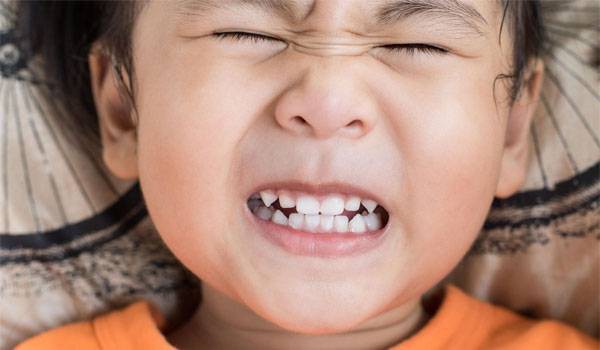 Lắng nghe ngay bác sĩ nha khoa chỉ điểm một số nguyên nhân gây ra hiện tượng nghiến răng ken két ở trẻ nhỏ - Ảnh 1.