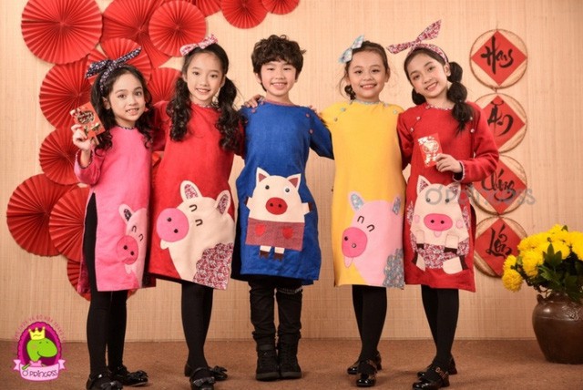 Độc đ&aacute;o &aacute;o d&agrave;i con Ỉn cho b&eacute; diện tết con Ỉn 2019 - Ảnh 1.
