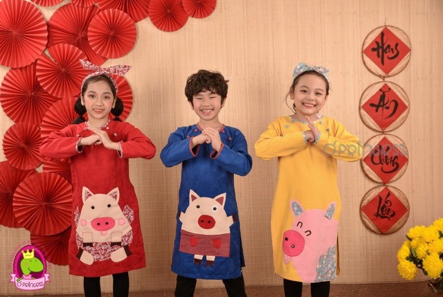 Độc đ&aacute;o &aacute;o d&agrave;i con Ỉn cho b&eacute; diện tết con Ỉn 2019 - Ảnh 3.